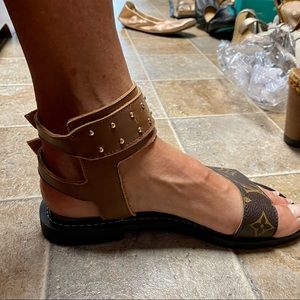 Brow/tan leather gladiator sandals;classy;LV